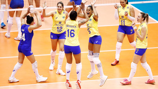 Em grande atuação, Brasil bate Sérvia e vence a terceira no Grand Prix de vôlei Jogadoras do Brasil comemoram ponto contra a Sérvia