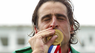 15 anos passam muito rápido Fernando Meligeni beija a medalha de ouro do Pan de Santo Domingo