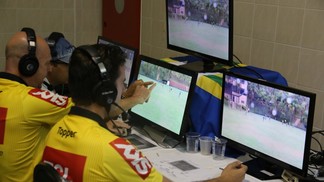 CBF vai vetar pedido de jogadores e técnicos por árbitro de vídeo e ameaça até com expulsão Heber Roberto Lopes durante teste com árbitro de vídeo