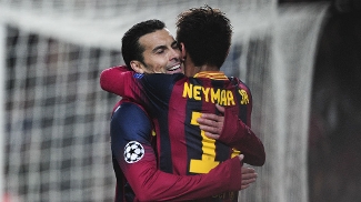 'Concorrente' prevê Neymar no mesmo nível de Messi: 'Pode ser o melhor do mundo' Pedro abraça Neymar: espanhol é concorrente por vaga no time, mas também é fã