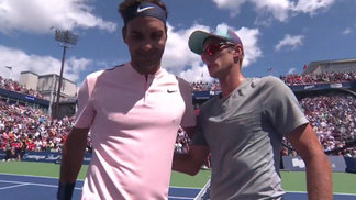 Federer fica menos de 1h em quadra, atropela canadense e vai às oitavas em Montreal Roger Federer cumprimenta Peter Polansky após vencê-lo em Montreal