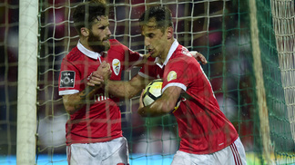 Favoritos, Sporting e Benfica abrem a rodada do Campeonato Português Jonas e Pizzi comemoram gol do Benfica