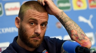 De Rossi vai a ônibus se desculpar por vaias à hino e encanta suecos: ‘Um cavalheiro’ De Rossi não deve enfrentar o Uruguai