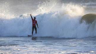 Ventos e ressaca do mar voltam a adiar decisão do Mundial de Surfe Gabriel Medina comemora vitória na etapa de Portugal do Mundial de surfe