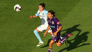 Primeira divisão do futebol feminino na Austrália dobra salários e implementa 'política de maternidade' W-League fecha acordo histórico para a 10ª temporada