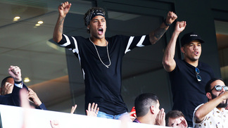 Presidente do Lyon chama transferência de Neymar de desproporcional e vê futebol em 'perigoso sistema de desregulação econômica' Neymar Comemora Gol PSG Amiens Campeonato Frances 05/08/2017