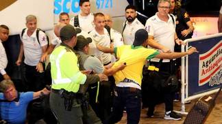 Com direito até a invasão, seleção brasileira é recebida por centenas na Colômbia Torcedor furou bloqueio na chegada da seleção brasileira a Barranquilla
