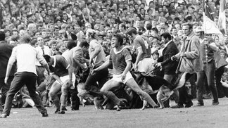 Maior clássico da Alemanha já teve mordida de cachorro, gol de goleiro no fim e 'definição' de título Friedel Rausch levou mordida de cachorro durante clássico realizado em 1969
