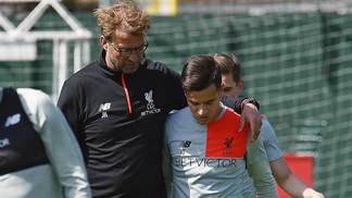 Klopp comenta situação de Philippe Coutinho: 'Não é fácil para ninguém' Jürgen Klopp abraça Philippe Coutinho em treino do Liverpool
