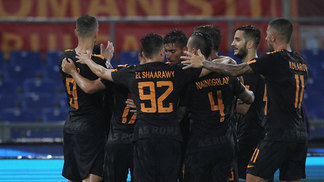 Roma atropela Verona pelo Italiano e minimiza semana de polêmicas Jogadores da Roma comemoram triunfo contra o Verona