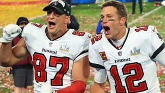 Dois títulos em um ano: como Tampa ficou no ranking de cidades campeãs das ligas americanas Rob Gronkwoski e Tom Brady celebram o título da NFL pelo Tampa Bay Buccaneers