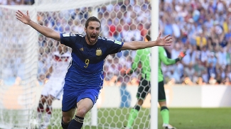 Higuaín vê vice na Copa superado, e promete alegria aos argentinos Higuaín comemora gol anulado por impedimento