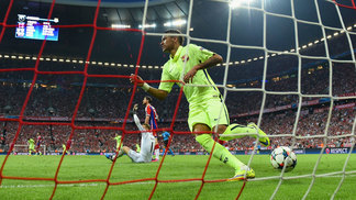 Cartola do Bayern: Contratação de Neymar saiu mais cara do que a Allianz Arena Neymar anota gol pelo Barcelona diante do Bayern de Munique na Allianz Arena