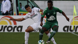 Chapecoense mantém tabu do Fluminense e abre 5 pontos para a zona de rebaixamento A Chapecoense conseguiu importante vitória na luta contra o rebaixamento