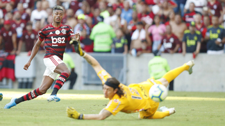 Do 'ao infinito e além' a 'desastre à vista' e do 'Urubu precisa voltar a voar' a 'nem sinal no retrovisor': como Corinthians e Flamengo trocaram de lugar Bruno Henrique supera Cássio em Flamengo x Corinthians, pelo Brasileirão de 2019