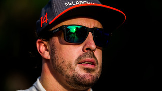 Alonso critica atitude e estilo de pilotagem de Magnussen: 'É um idiota' Fernando Alonso fez críticas duras a Kevin Magnussen após GP da Malásia