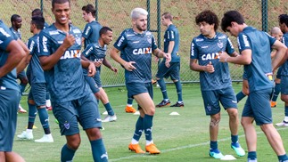 É azul? Nova camisa de treino do Atlético-MG revolta torcedores na web Atlético-MG Treino 14/04/2018