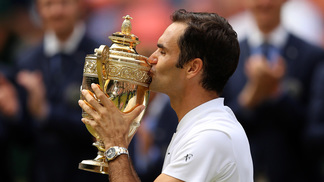 Roger Federer atropela Cilic, conquista Wimbledon pela 8ª vez e comemora 19º Grand Slam Federer comemora conquista do 8º título em Wimbledon