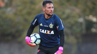 Duelo com United aos 16, ligação de Felipe Melo e ‘não’ à Lazio: como Diego Alves virou goleiro do Flamengo Diego Alves foi contratado pelo Flamengo no meio de 2017