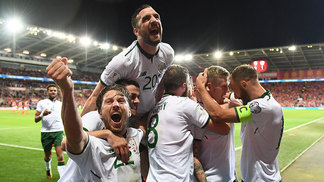 País de Gales perde para Irlanda, em casa, e dá adeus à vaga; Sérvia vai à Copa do Mundo Jogadores Irlanda McClean Comemorando Gol contra País de Gales 09/10/17