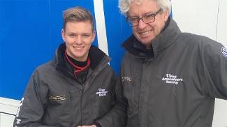 Filho de Schumacher assina com equipe holandesa e estreará no automobilismo em 2015 Mick Schumacher assinou com a equipe Van Amersfoort e correrá a Fórmula 4 alemã