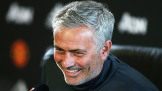 Bem humorado, Mourinho diz qual é o seu valor de Mercado: 'Uma libra mais do que custou Neymar' Jose Mourinho Coletiva Manchester United 25/08/2017