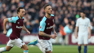 Chelsea perde dérbi para West Ham, vê longa invencibilidade cair e pode ver City ficar a 'quilômetros' de distância Arnautovic Comemora Gol West Ham Chelsea Futebol Getty Premier League 09/12/2017