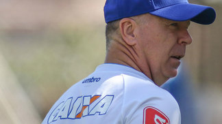 Mano lamenta derrota: 'não merecemos outro resultado' Técnico Mano Menezes em treinamento do Cruzeiro 17/10/2017