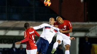 Brasileiro do Arsenal será emprestado para time espanhol pela 5ª vez Rodrigo Moledo disputa bola com Fernandão; Bahia levou a melhor sobre o Inter em Caxias do Sul