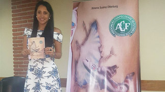 Aeromoça sobrevivente de tragédia da Chapecoense lança livro na Bolívia Ximena Suárez e seu livro autobiográfico, 'Voltar aos céus'