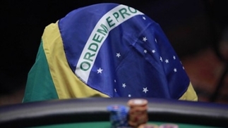 O Brasil teve o melhor desempenho entre países no mundial de poker online. O que isso significa? Bandeira brasileira na mesa de poker