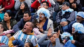 O que faz da Copa do Mundo de 2018 um momento de rompimento? Argentina é fotografada enquanto amamenta seu filho. Uma das imagens mais representativas das mulheres na Copa do Mundo