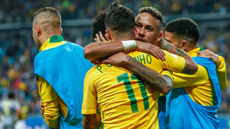 Maior jornal de Liverpool cita ‘imensa tristeza’ de Coutinho e ironiza: ‘curado de misteriosa lesão nas costas’ Neymar comemora o gol com Coutinho em Porto Alegre