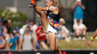 Jogadora de futebol australiano sofre assédio nas redes sociais por conta de foto jogando Foto de Tayla Harris durante a partida que gerou toda a polêmica