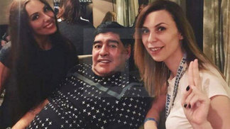 Maradona é acusado de assédio sexual na Rússia Diego Maradona e Ekaterina Nadolskaya (de preto) em hotel de São Petersburgo