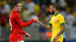 Inglaterra quer amistoso contra a seleção brasileira em novembro Wayne Rooney e Daniel Alves, em amistoso entre Brasil e Inglaterra, em 2013