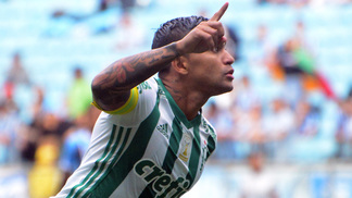 Dudu e Moisés brilham, Palmeiras vence Grêmio em Porto Alegre e coloca pressão no Corinthians Dudu comemora gol do Palmeiras contra o Grêmio