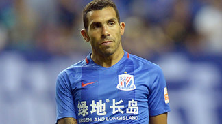 'Gordinho' Tevez marca, mas Shenhua é goleado com show de Hulk; Zhizhao faz e vence ex-parceiros corintianos Tevez deixou sua marca, mas seu time foi goleado no dérbi de Xangai