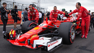 Vettel não culpa Ferrari por incidente na última volta na Inglaterra Vettel teve um pneu furado nos momentos finais em Silverstone