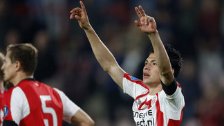 Conheça o 'Brinquedo Assassino' mexicano que aterroriza rivais e é uma máquina de gols na Holanda Hirving Lozano comemora gol pelo PSV diante do Willem II pelo Holandês