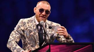 Curando as dores com uísque: como foi o pós-luta de McGregor depois de derrota para Mayweather Conor McGregor com um copo de uísque após derrota para Floyd Mayweather