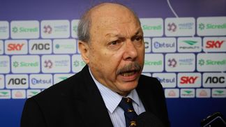 De clube-empresa a 'conselheiro que não gosta do Pelé': entrevista exclusiva com Peres, presidente do Santos Peres, presidente do Santos