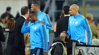 Após erro 'irreparável' por brigar com torcedor, Evra rescinde com Olympique de Marselha Depois do incidente em Portugal, Patrice Evra foi demitido do Olympique de Marselha