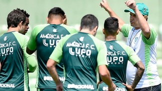 O renascimento de um treinador que faz o elenco do 18º orçamento da Série A jogar com a bola. E bem Adilson comanda treino do América: reação, fuga da zona do rebaixamento e gol com longa troca de passes no Morumbi