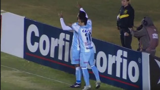 Com gol no fim, Goiás perde para o Londrina e se aproxima do Z-4 Jogadores do Londrina comemora vitória contra o Goiás, no Serra Dourada