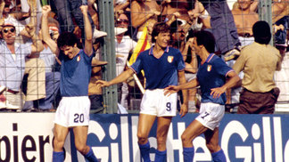 Lendária, após 35 anos a seleção de 1982 ainda faz o Brasil buscar explicações Paolo Rossi (20) comemora seu terceiro gol pela Itália ao lado de Antognoni (9)