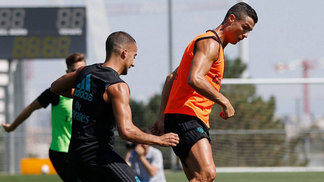 Real treina 12 horas após vitória sobre o Barça, e Zidane testa opções para vaga de Ronaldo Cristiano Ronaldo durante treino do Real Madrid após o jogo de ida da Supercopa da Espanha