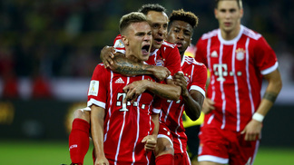 Bayern busca placar duas vezes contra o Borussia Dortmund, vence nos pênaltis e comemora Supercopa Kimmich comemora com seus companheiros após o gol de empate na Supercopa