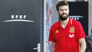 Piqué rebate críticos na mídia espanhola e 'haters' nas redes sociais: 'Se saírem para jantar comigo, não vão mais me vaiar' Piqué Coletiva Espanha 04/10/2017
