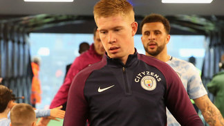 Questão de classe: craque do City pede camisa e deixa rival de 19 anos de time da segunda divisão surpreso Kevin de Bruyne cumprimenta jovens do Manchester City
